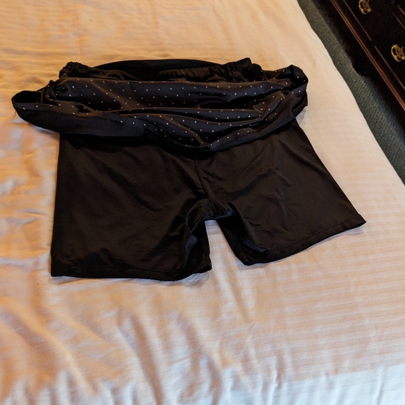 Tail Tech Golf Skort shorts. Black with Gold diamond design. Since large. - Picture 4 of 5